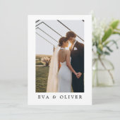 Eenvoudige Typografie Paar Foto Bruiloft Uitnodigi Kaart (Staand voorkant)