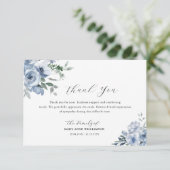 Eenvoudige typografie stoffige blauwe bloemenbegra bedankkaart (Staand voorkant)