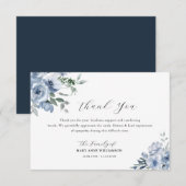 Eenvoudige typografie stoffige blauwe bloemenbegra bedankkaart (Voorkant / Achterkant)
