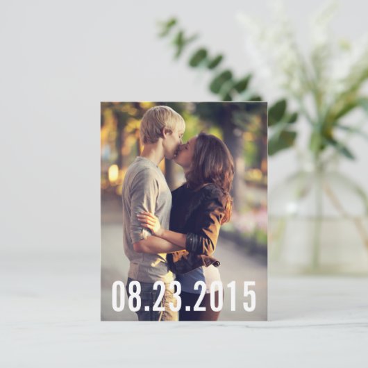 EENVOUDIGE TYPOGRAFIE VERTICALE BESPAAR HET DATUM  AANKONDIGINGSKAART (Staand voorkant)