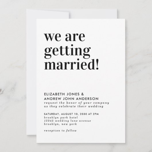 Eenvoudige typografie We zijn Getting Married Wedd Kaart (Voorkant)