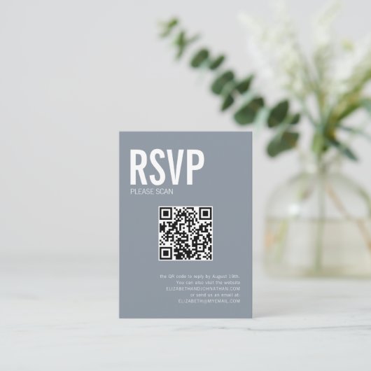 Eenvoudige Typografie Weduwwebsite QR Code RSVP Informatiekaartje (Staand voorkant)