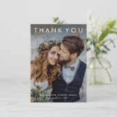 Eenvoudige typografische moderne foto bruiloft bedankkaart (Staand voorkant)