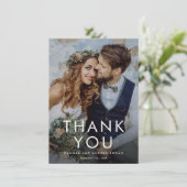 Eenvoudige typografische moderne foto bruiloft bedankkaart (Staand voorkant)
