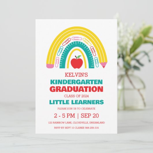 Eenvoudige uitnodiging voor het afstuderen van de  (Staand voorkant)