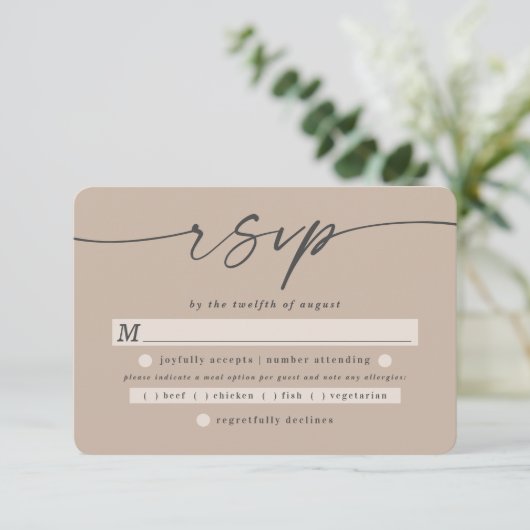 Eenvoudige, vaste kleurentaupe beige Wedding-keuze RSVP Kaartje (Staand voorkant)