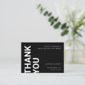 Eenvoudige vetgedrukte brieven bruiloft zwart dank informatiekaartje (Staand voorkant)