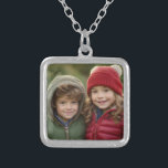 Eenvoudige vierkante foto - Creëer A Keepsake Zilver Vergulden Ketting<br><div class="desc">Een eenvoudige sjabloon om één vierkante foto te uploaden. Dit minimalistische ontwerp bevat alleen een foto. Als u de illustratie moet aanpassen,  kunt u op het gebied Aanpassen klikken. Dit brengt u naar de ontwerptool waar u veel wijzigingen kunt aanbrengen.</div>