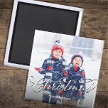 Eenvoudige Vrolijke Kerstfoto Sjabloon Magneet<br><div class="desc">Voeg een persoonlijk tintje toe aan uw vakantieseizoen met onze Merry Christmas-fotosjabloon, met een klassiek kalligrafiescript en een zilveren typografisch ontwerp voor een elegante feestelijke look. Dit decorstuk van het vakantiehuis maakt een schattige kousenstuffer en een charmante aandenken. Ontworpen met een leuk grillig ontwerp in een eenvoudige minimalistische stijl, verdubbelt...</div>
