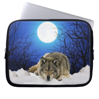 Eenvoudige waakzame wolf op een laptophoes laptop sleeve