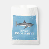 Eenvoudige whimsical Pool Party Sharks Blue Treat Bedankzakje (Voorkant)
