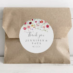 Eenvoudige Wildflower Dank u Wedding Favoriet Ronde Sticker<br><div class="desc">Deze eenvoudige wilde bloem bedankje bruiloft gunst klassieke ronde sticker is ideaal voor een rustieke bruiloft. Het ontwerp is voorzien van een veelkleurig assortiment van roze, blush, paarse, geel, wit, violet, rood, bordeauxrode wilde bloemen. Maak de labels van de sticker uw eigen door uw namen, het evenement (indien van toepassing)...</div>