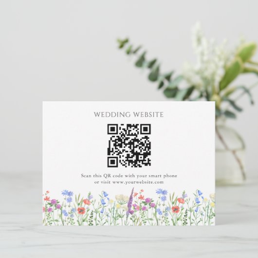 Eenvoudige Wildflower QR Code Wedding Informatiekaartje (Staand voorkant)