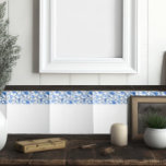 Eenvoudige witte blauwe bloemige rand tegeltje<br><div class="desc">Een eenvoudige witte tegel met blauw bloemmotief rand,  deze tegels doen denken aan Franse huisjes en gezellige ruimtes. Een unieke toevoeging aan keuken of badkamer backsplashes.</div>