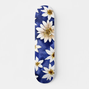 Eenvoudige Witte Bloemen op Blauwe Achtergrond Wat Persoonlijk Skateboard
