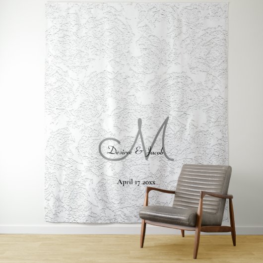 Eenvoudige witte elegante monogram trouwfoto booth wandkleed (In situ)