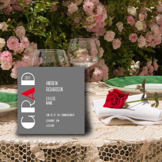 Eenvoudige witte letter rood afstudeerder college  aankondiging