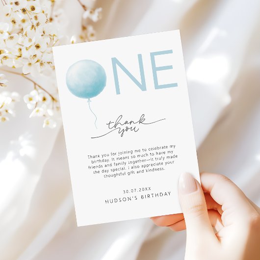 Eenvoudige zachte blauwe ballon jongens eerste ver bedankkaart
