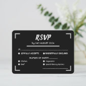 Eenvoudige zwart handgeschreven script bruiloft RSVP kaartje (Staand voorkant)
