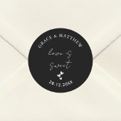 Eenvoudige zwart-wit bruiloft liefde is zoet ronde sticker