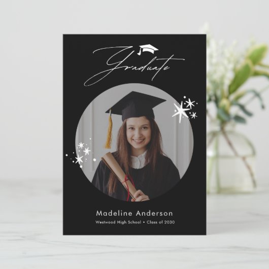 Eenvoudige zwart-wit foto Afstuderen aankondiging (Staand voorkant)