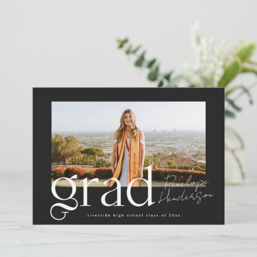 Eenvoudige zwart-wit klasse van 2025 Afstuderen Aankondiging (Staand voorkant)