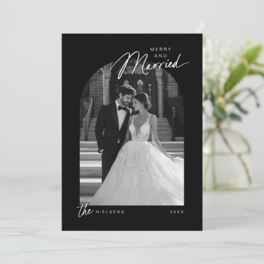 Eenvoudige zwart wit Merry Getrouwd Script Foto Feestdagenkaart (Staand voorkant)