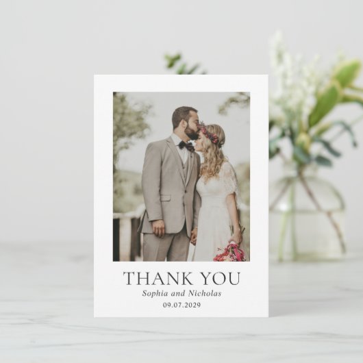 Eenvoudige zwart-wit moderne foto bruiloft bedankkaart (Staand voorkant)