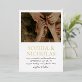 Eenvoudige zwart-wit moderne foto bruiloft folie uitnodiging (Staand Voorkant)