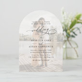 Eenvoudige zwart-wit overlay foto boog bruiloft kaart (Staand voorkant)