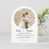 Eenvoudige zwart-wit ronde foto boog bruiloft kaart (Staand voorkant)