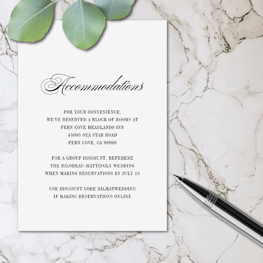 Eenvoudige zwart wit script bruiloft accommodaties informatiekaartje