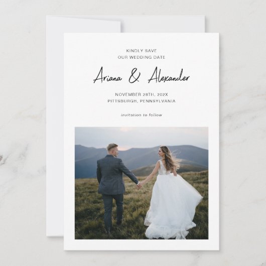 Eenvoudige zwart wit script foto bruiloft save the date (Voorkant)