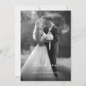 Eenvoudige zwart-wit trouwfoto Modern Script Bedankkaart (Voorkant)