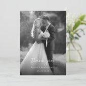 Eenvoudige zwart-wit trouwfoto Modern Script Bedankkaart (Staand voorkant)