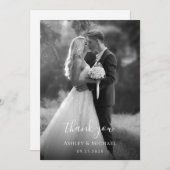 Eenvoudige zwart-wit trouwfoto Modern Script Bedankkaart (Voorkant / Achterkant)