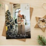 Eenvoudige zwart-wit typemachine kerstfoto feestdagenkaart<br><div class="desc">Een zeer unieke en elegante stijlvolle minimalistische en moderne kerstkaart. Met een minimalistische aanpasbare volledige familiefoto. Met witte typemachine typografie van vrolijk en helder. En daaronder de familienaam en de jaren die beide kunnen worden gewijzigd door op de gepersonaliseerde knop te klikken. Achter op de kaart zien we een boodschap,...</div>
