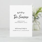 Eenvoudige zwart-wit typografie zwangerschap aankondiging (Staand voorkant)