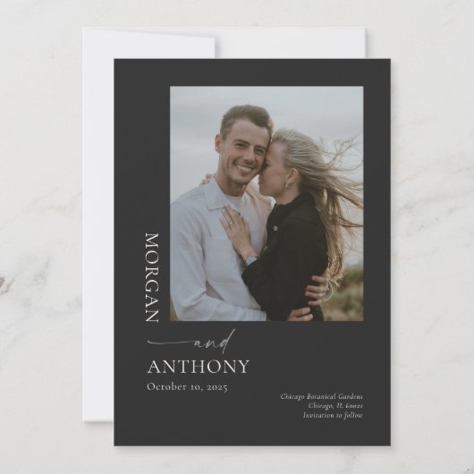 Eenvoudige zwart-witfoto save the date (Achterkant)