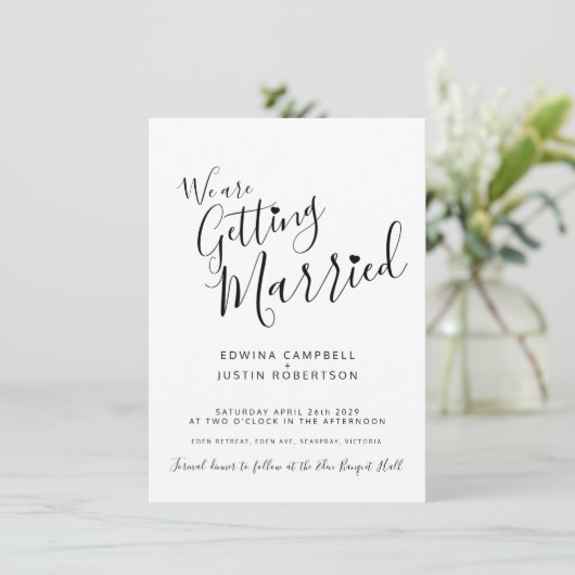 Eenvoudige zwart-witscripttekst op witte bruiloft kaart (Staand voorkant)