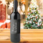Eenvoudige zwart witte naam Minimalist Merry Chris Wijn Etiket<br><div class="desc">Eenvoudige zwart-witte naam Minimalist Merry Christmas Wine Label . Vier de feestdagen in stijl met dit eenvoudige zwart-witnaam Minimalist Merry Christmas Wine Label! Ontworpen voor degenen die houden van strakke lijnen en moderne esthetiek, heeft dit wijnlabel een strak zwart-wit kleurenpalet, met een verfijnde lay-out die uw persoonlijke naam of familienaam...</div>