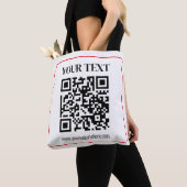 Eenvoudige zwart-witte QR-code met rode rand Tote Bag (Dichtbij)