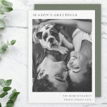 Eenvoudige zwarte en witte kerstfoto feestdagenkaart<br><div class="desc">Een stijlvolle, minimale fotovakantiekaart met een klassieke typografie "Groeten van het seizoen" in het zwart op een schone, eenvoudige, minimale witte achtergrond en een grijsachtige, groene, boskleur aan de achterzijde. De foto, de vakantiegroet en de naam kunnen gemakkelijk voor een persoonlijke aanraking worden aangepast. Een eenvoudig, minimalistisch en hedendaags kerstontwerp...</div>