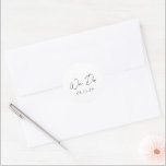 Eenvoudige Zwarte en Witte Moderne Bruiloft Ronde Sticker<br><div class="desc">Elegante bruiloftstickers met een eenvoudige en minimale lay-out met "We Do" in een hedendaagse scripttypografie.  Een klassiek ontwerp met een moderne touch.</div>