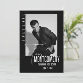 Eenvoudige zwarte foto afstudeeruitnodiging kaart (Staand voorkant)