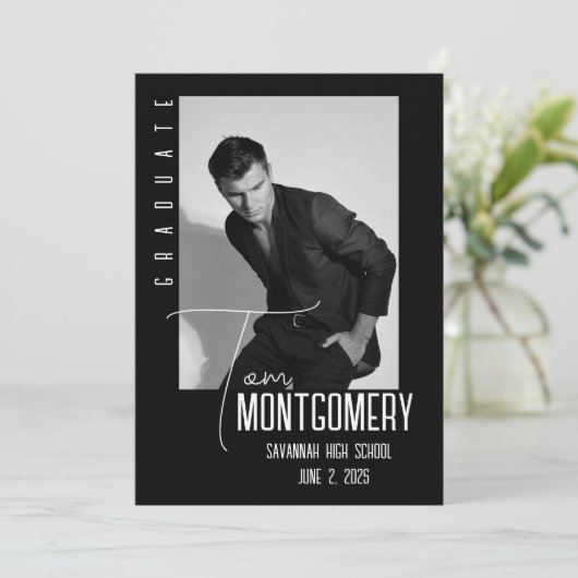 Eenvoudige zwarte foto afstudeeruitnodiging kaart (Staand voorkant)