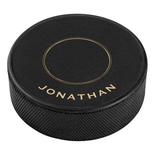 Eenvoudige zwarte goudcentrale monogram hockey puck (3/4)