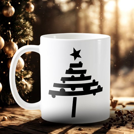 Eenvoudige zwarte kerstboom met een ster koffiemok