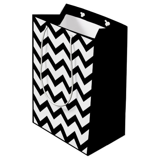 Eenvoudige zwarte witte chevron patroonlijn retro medium cadeauzakje (Achterkant Gekanteld)