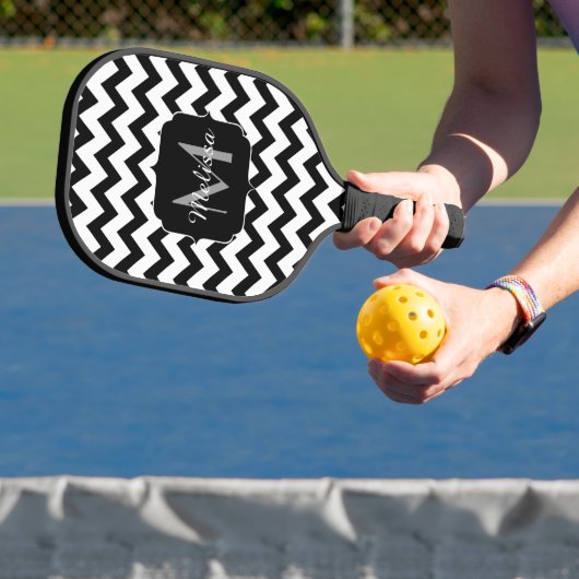 Eenvoudige zwarte witte chevron patroonlijnen Mono Pickleball Paddle (Insitu)